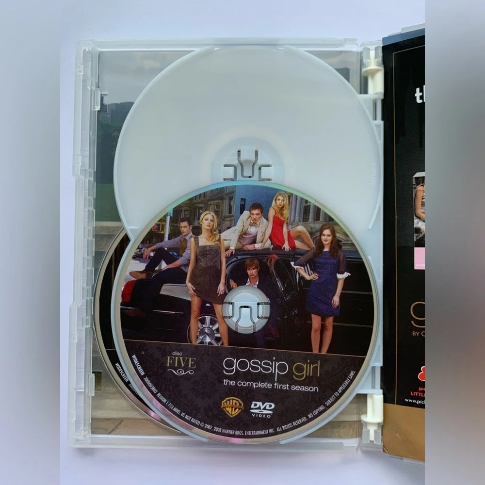 Gossip Girl: The Complete First Season DVD - Picture 6 of 7